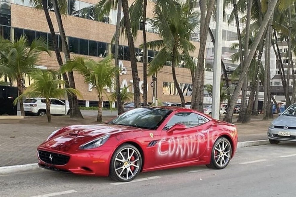 Na ulici je dolgo sameval porisan Ferrari, ko so ga oblasti želele umakniti, je postalo jasno, zakaj ga je lastnik pustil tam …