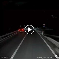 Video, ob katerem zaledeni kri v žilah: "To je za 30 let zapora! Temu je treba vzeti vozniško dovoljenje"