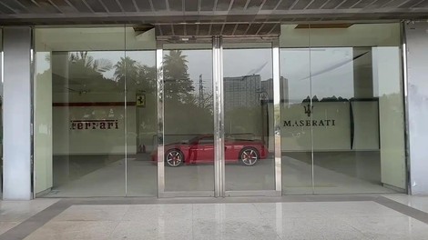 Zapuščen prodajni salon, v katerem so že vrsto let ujeti Ferrari, Porsche in Corvette Z06