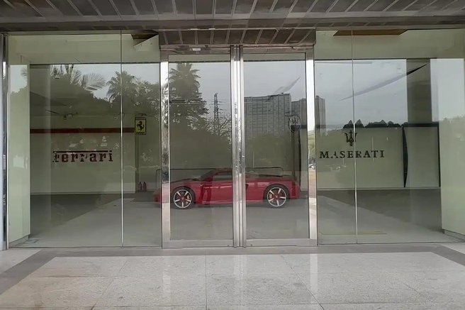 Zapuščen prodajni salon, v katerem so že vrsto let ujeti Ferrari, Porsche in Corvette Z06