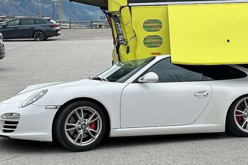 Saj ni res, pa je! Nenavadna nesreča v Avstriji, v kateri je nastradal Porsche (foto: Instagram)