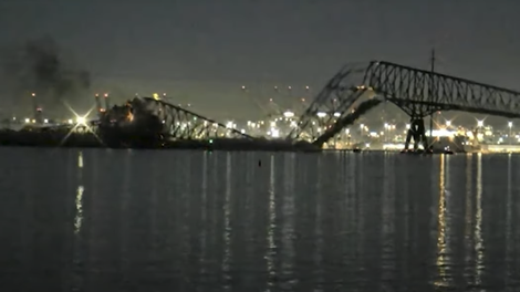 Tovorna ladja je v Baltimoru trčila v most. To je trenutek, ko se je most zrušil (VIDEO)