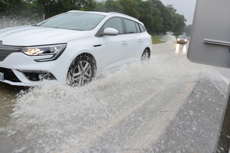Aprilsko vreme prinaša obilne padavine in s tem tudi vodo na cestah. To so vse neprijetne lastnosti in posledice "akvaplaninga"