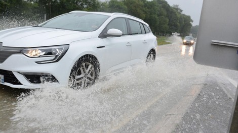 Aprilsko vreme prinaša obilne padavine in s tem tudi vodo na cestah. To so vse neprijetne lastnosti in posledice "akvaplaninga"