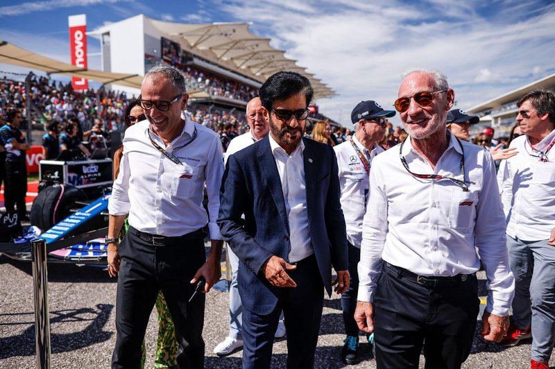 Najbolj se jim lahko smeji ob novici (od leve): Stefano Domenicali, CEO Formula One Group, Mohammed Bin Sulayem (predsednik FIA) in seveda Greg Maffei, CEO Liberty Media. (foto: Profimedia)
