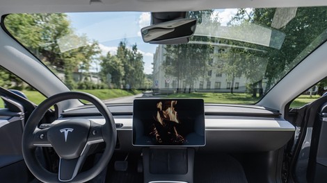 To so avtomobili, katerih ekrani, najbolj motijo voznike med vožnjo