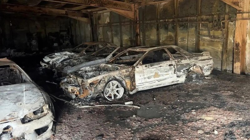 Ob teh fotografijah zaboli srce: pogorel kompleks avtomobilskega kolektiva