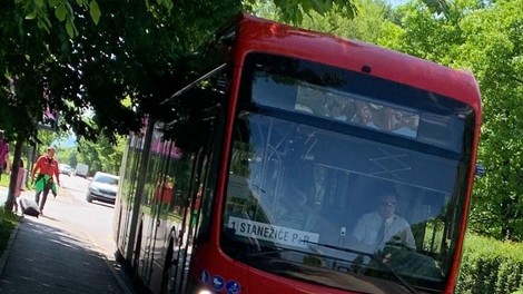 Kaj počne na ljubljanskih ulicah rdeč avtobus z Madžarskimi registrskimi oznakami? Tu je odgovor ...