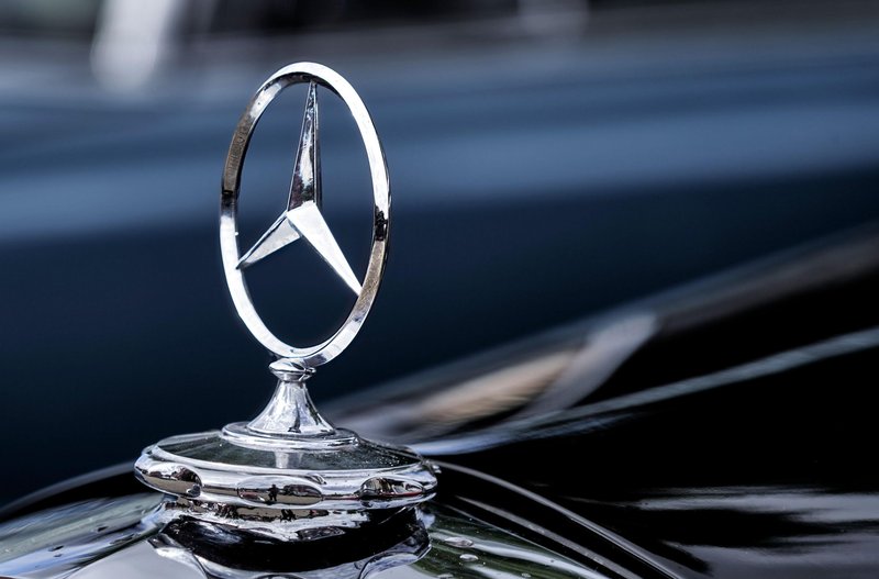 Ta redki Mercedes, ki že vse od 2009 ždi ob robu cestišča, skriva zanimivo zgodbo