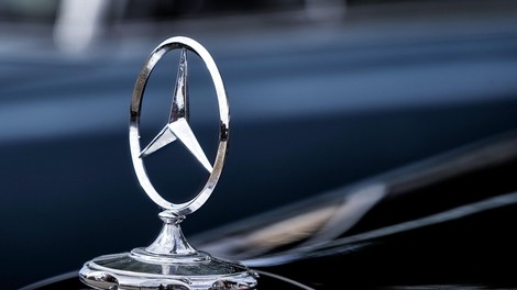 Ta redki Mercedes, ki že vse od 2009 ždi ob robu cestišča, skriva zanimivo zgodbo