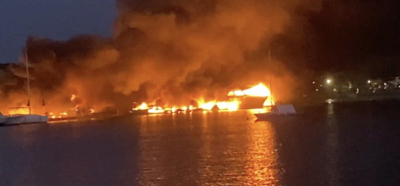 Hud požar v marini, ki je priljubljena tudi med Slovenci. Zagorelo je okoli 30 plovil (VIDEO)