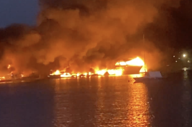 Hud požar v marini, ki je priljubljena tudi med Slovenci. Zagorelo je okoli 30 plovil (VIDEO) (foto: Facebook/Jay Dicky)