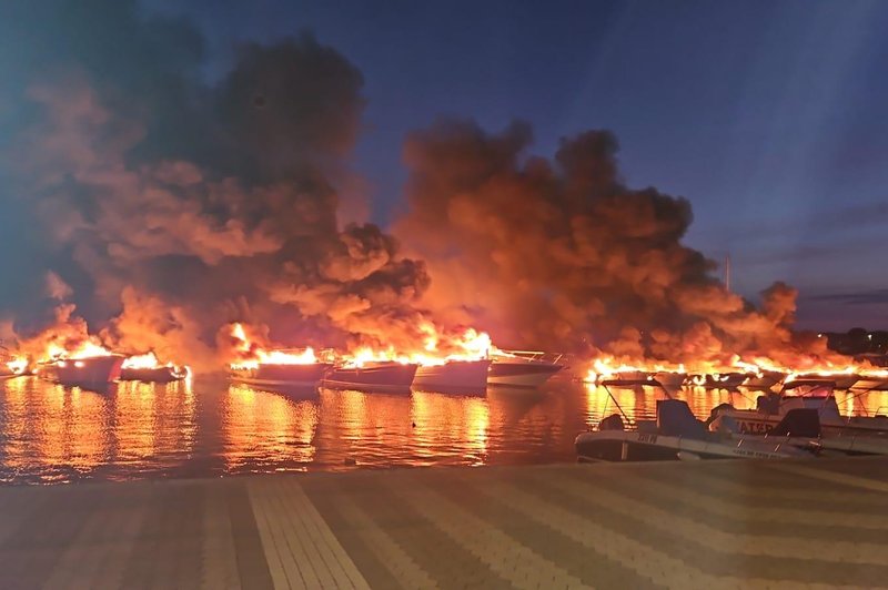 Dramatični prizori s pogorišča v marini Medulin - kaj pa to pomeni za lastnike plovil? (foto: Facebook/Općina Medulin)
