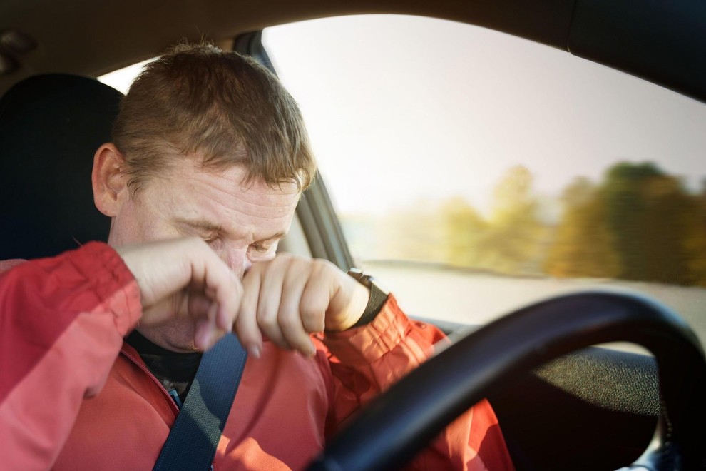 Ta vsakdanja in neprijetna stvar ima lahko močan negativen vpliv tudi na vožnjo. Kako se spopasti z njo?