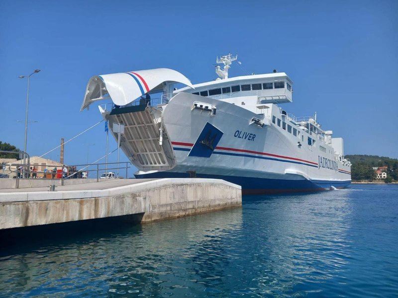Zjutraj so izpluli iz Splita, na Korčulo pa prispeli šele zvečer. Kaj je šlo narobe? (VIDEO)