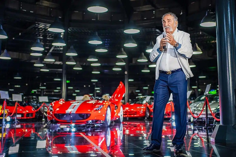 Milijarder z noro avtomobilsko zbirko več kot 300 jeklenih konjičkov, je povsem pozabil, da je v njej tudi ta Ferrari