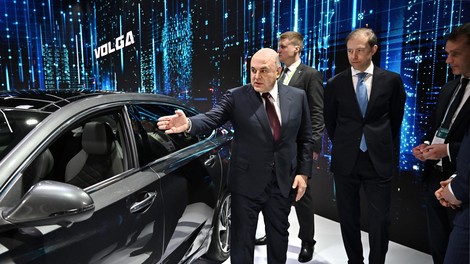 "Naj bo vsaj volan ruski", so bile besede premierja ob predstavitvi novih ruskih avtomobilov