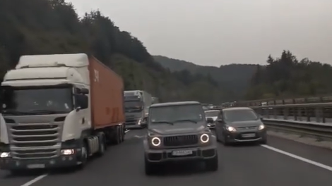 Mercedes G 63 AMG divjal po reševalnem pasu, drugi pasli firbce kar na avtocesti…