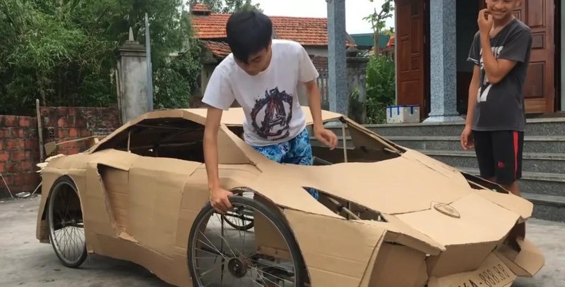 Mladeniča predstavila dostopnega Lamborghini Aventadorja, izdelanega iz starih koles