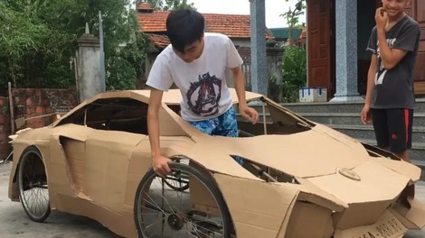 Mladeniča predstavila dostopnega Lamborghini Aventadorja, izdelanega iz starih koles