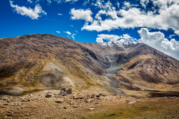 Khardung La Pass Ena najvišjih cesta na svetu se nahaja v Indiji in ni za ljudi s slabim srcem. Vije …