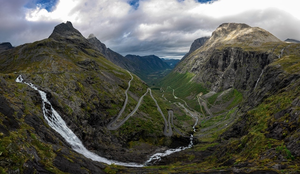 Trollstigen Med motoristi priljubljena norveška cesta, ki povezuje mesto Åndalsnes in vas Valldal, izgleda kot prizor iz filma Harry Potter. …