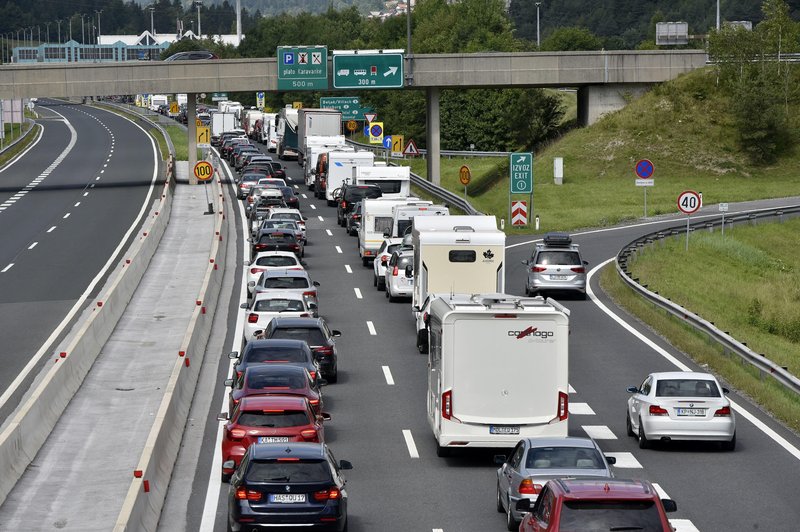 Na štajerski avtocesti 8 kilometrski zastoj. Kaj pa vzporedna regionalka? (foto: Žiga Živulovič/Bobo)