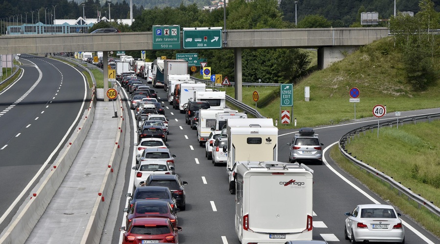 Tudi ta konec tedna bo na cestah pestro. Kje in kdaj lahko pričakujemo največ gneče? (foto: Žiga Živulovič/Bobo)