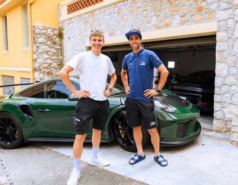 Najbolj prestižen avtomobil v Pogačarjevi zbirki je brez dvoma Porsche 911 GT3 RS z Weissach paketom. Gre za različico, namenjeno …