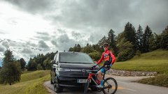 Kaj vozijo slovenski kolesarji, ki trenutno vrtijo pedala na Touru? Od pošastnega Porscheja do bolj družinskih avtomobilov