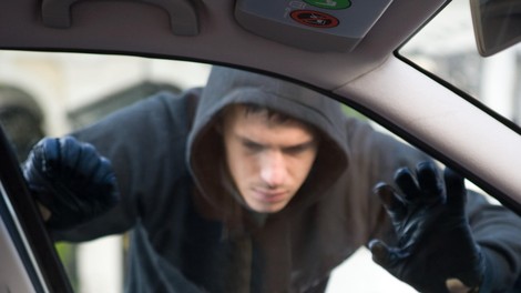 Najprej je skušal ukrasti avtomobil, zdaj pa je vložil tožbo. Ozadje zgodbe je sila zanimivo