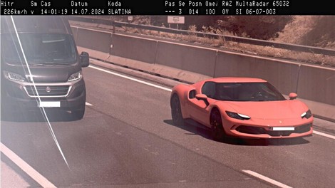 S tako hitrostjo je voznik Ferrarija divjal po slovenski avtocesti. A policistom ni ušel ...
