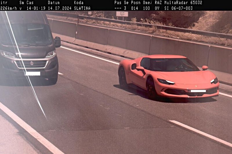 S tako hitrostjo je voznik Ferrarija divjal po slovenski avtocesti. A policistom ni ušel ... (foto: PU Celje)