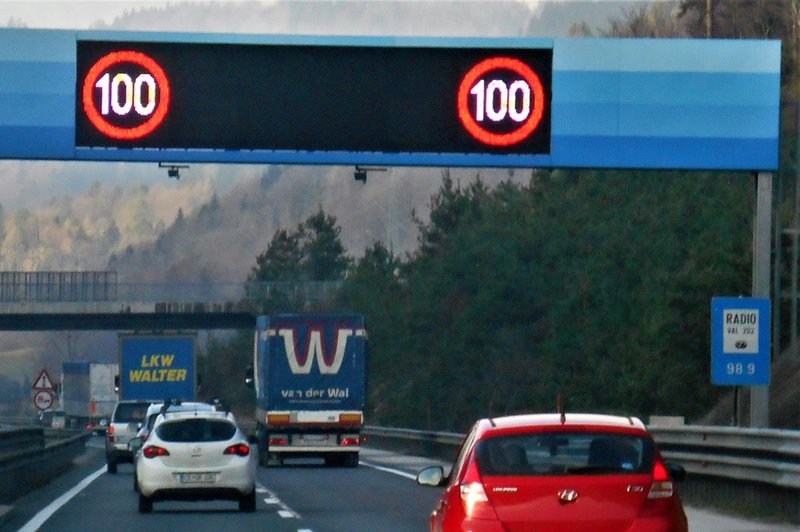Kaj se bo zgodilo na tistih odsekih slovenskih avtocest, kjer bodo začeli s sekcijskim merjenjem hitrosti? (foto: Matjaž Gregorič)