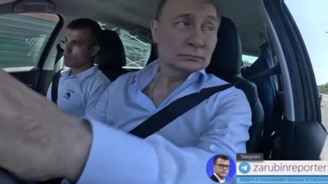 Vladimir Putin bi se skoraj zapletel v nesrečo. Manjkali so centimetri ... (VIDEO)