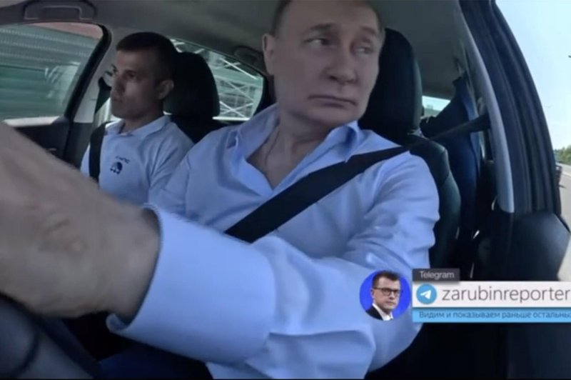Vladimir Putin bi se skoraj zapletel v nesrečo. Manjkali so centimetri ... (VIDEO) (foto: Profimedia)