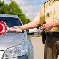 Policisti so ustavili pogrebno vozilo in vozniku v trenutku izstavili gromozanski račun. To je šlo narobe ...