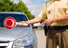 Policisti so ustavili pogrebno vozilo in vozniku v trenutku izstavili gromozanski račun. To je šlo narobe ...