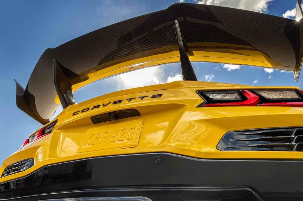 Nekdanji košarkar je tako visok, da so mu morali novo Corvetto preprosto raztegniti (VIDEO) (foto: Chevrolet)