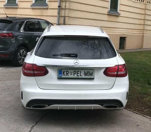 Kaj vse piše na registrskih tablicah slovenskih avtomobilov?