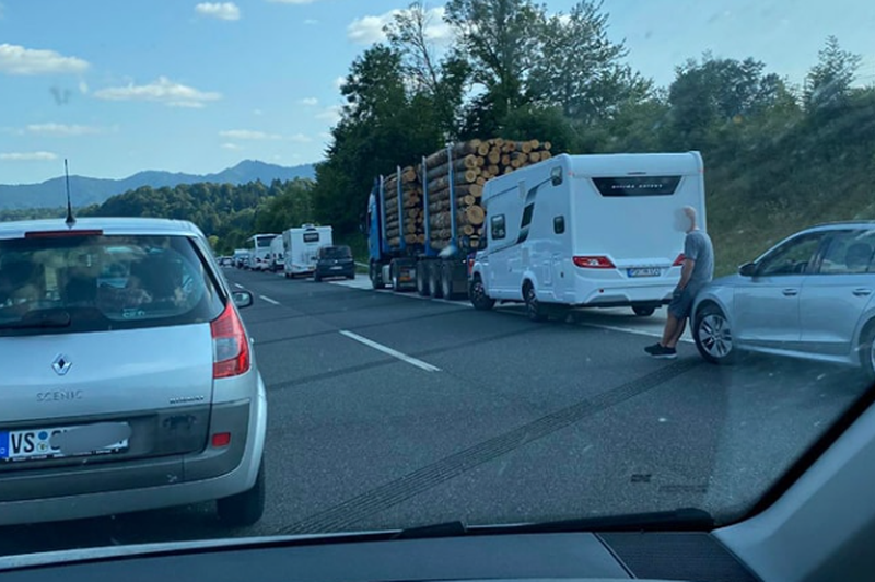 Nikar ne počnite tega: to so vse pogostejši incidenti na slovenskih avtocestah (foto: Ustvarimo Reševalni PAS na avtocestah/Facebook)