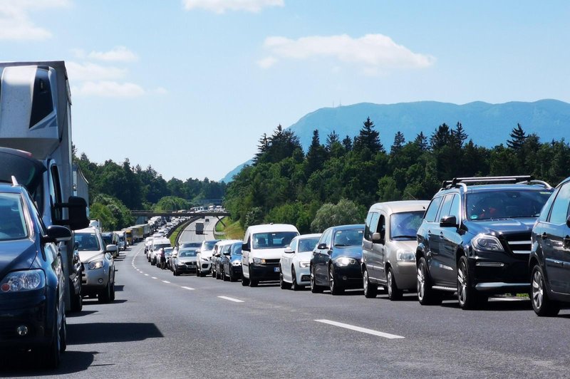 Na ljubljanski obvoznici lahko izgubite tudi do eno uro. To je trenutno stanje na cestah (foto: Aljoša Rehar/STA)