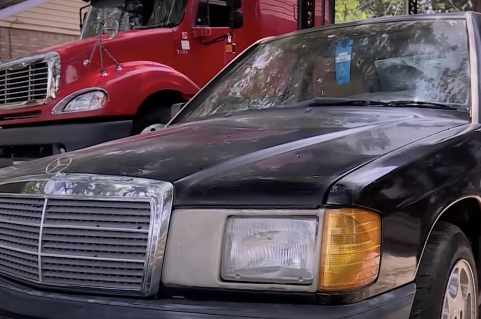 Mercedesa je odpeljala na servis, a ko po treh letih še vedno ni bilo glasu od mehanika, je... (foto: WREG News Channel 3)