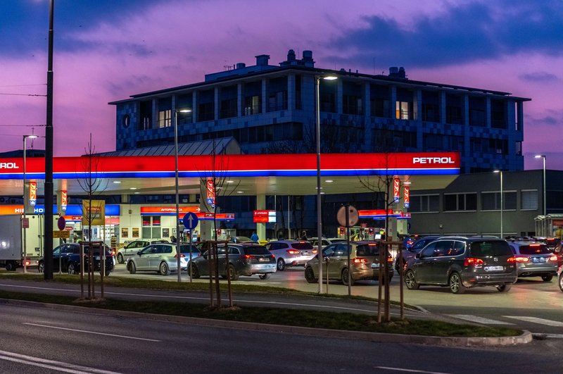 Ko smo uvedli evro, je liter bencina stal manj kot evro: skoraj 20 let pozneje smo preverili, koliko dražje se v resnici vozimo danes