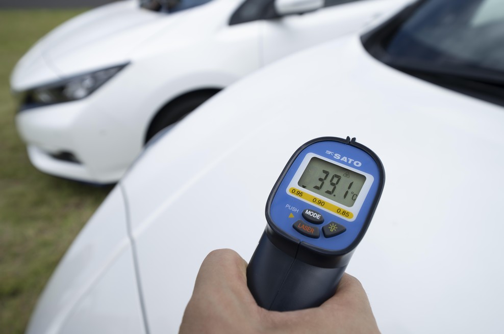 Vročinski val še vedno vztraja. Kakšen vpliv pa ima na vaše vozilo? (foto: Nissan)