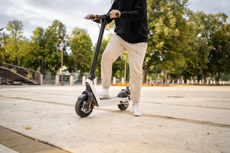 Poznate pravila, ki jih morate upoštevati pri vožnji z e-skiroji? Nevednost vas lahko drago stane..