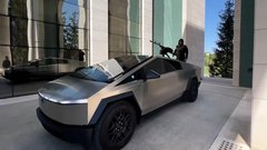 Ramzan Kadyrov stoji na kesonu Tesla Cybertrucka, kamor je namestil strojnico.