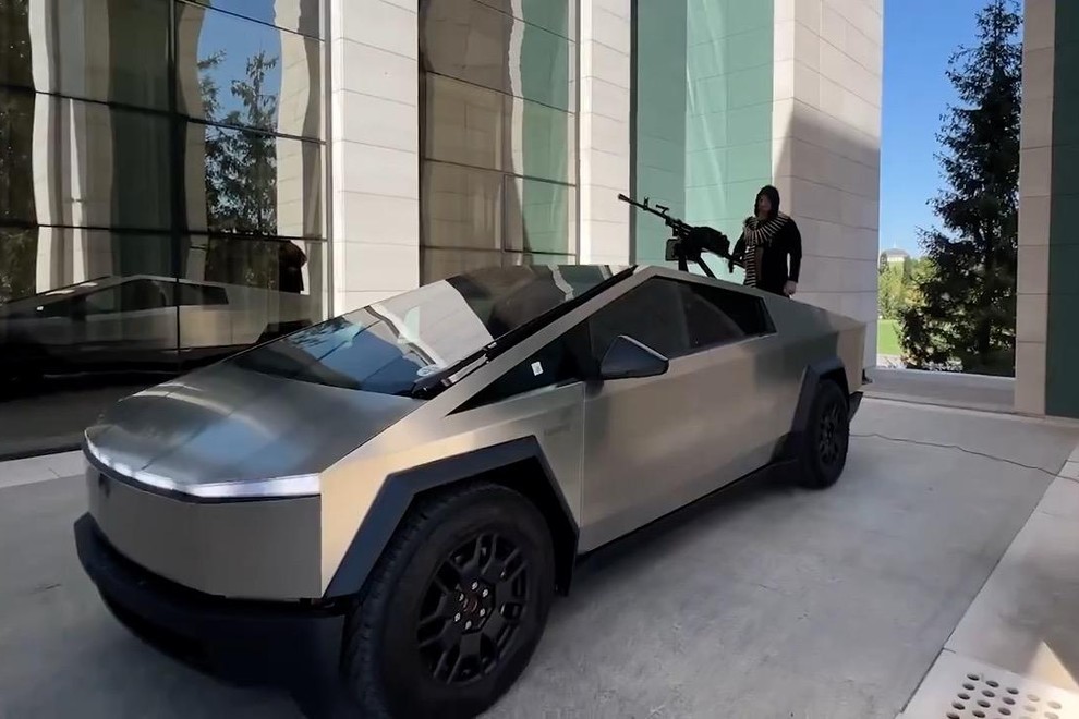 Ramzan Kadyrov stoji na kesonu Tesla Cybertrucka, kamor je namestil strojnico.