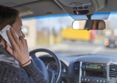 Če vas v tej sosednji državi dobijo za volanom s telefonom v roki, se vam slabo piše. Kakšna je kazen?