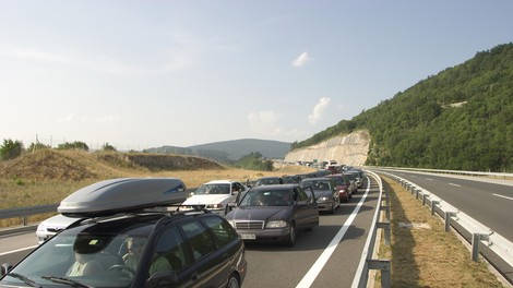 Kaj je razlog za hudo gnečo na slovenskih cestah? Smo Slovenci resnično zaspali?